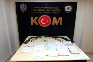 Manisa'nın Salihli ve Akhisar il&ccedil;elerinde, polisin d&uuml;zenlediği tefecilik operasyonunda 12