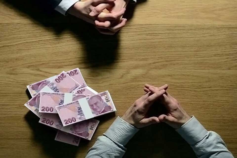 İzmir&rsquo;in Tire il&ccedil;esinde, iddiaya g&ouml;re vatandaşlara bor&ccedil; para karşılığında senet