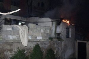 İzmir'in Konak ilçesinde tek katlı bir müstakil evde yangın çıktı.