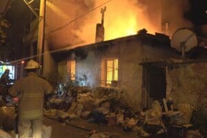 İzmir'in Bornova il&ccedil;esinde, tek katlı m&uuml;stakil bir ev alev alev