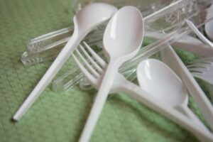 İngiltere'de h&uuml;k&uuml;met; plastik &ccedil;atal, kaşık ve tabak gibi tek kullanımlık