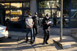 Manisa’nın Şehzadeler ilçesinde, tekel bayiini ataşe veren şüphelinin bulunduğu taksi,