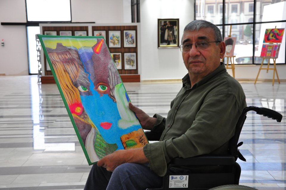 &Ccedil;ocuk yaşta resme g&ouml;n&uuml;l veren bedensel engelli iş insanı Ramazan