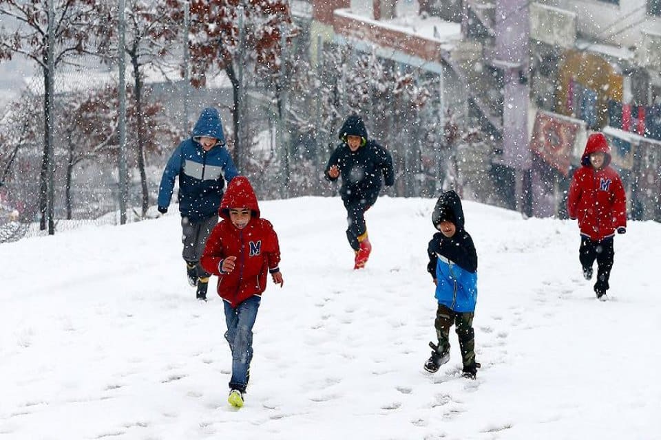 Yoğun kar yağışı nedeniyle Tekirdağ'ın 3 il&ccedil;esinde eğitime ara verildi.
