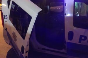İzmir'in Konak ilçesinde, polis ekiplerinin gözaltına almaya çalıştığı şüpheli, tekme