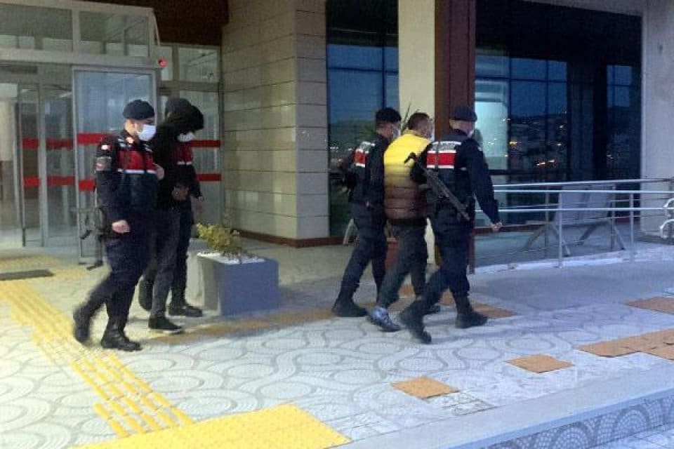 İzmir'in Fo&ccedil;a ve Urla il&ccedil;elerinde, teknelerin motorlarını &ccedil;aldıkları ileri s&uuml;r&uuml;len