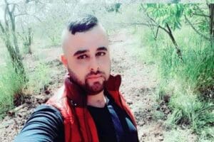 İzmir'in Dikili il&ccedil;esinde&nbsp;F.D., kıyıya bağlı balık&ccedil;ı teknesinde tartıştığı husumetlisi Mert