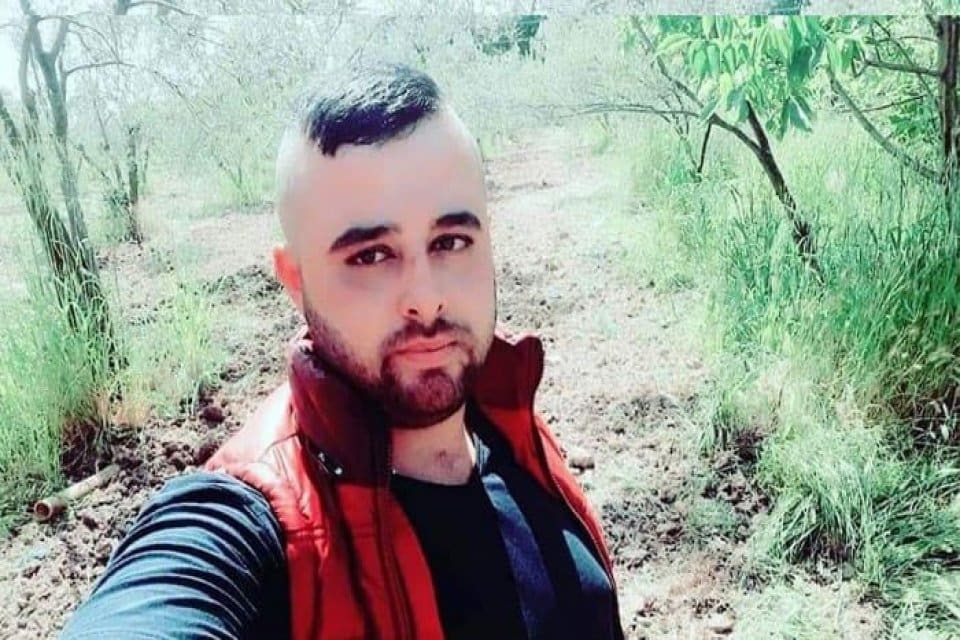 İzmir'in Dikili il&ccedil;esinde&nbsp;F.D., kıyıya bağlı balık&ccedil;ı teknesinde tartıştığı husumetlisi Mert