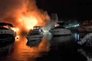 İstanbul Caddebostan sahilinde bağlı 6 tekne yandı. Sabaha karşı 05.15