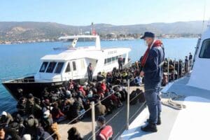 İZMİR'in Fo&ccedil;a il&ccedil;esi a&ccedil;ıklarındaki tekneye insansız hava ara&ccedil;ları (İHA) ile