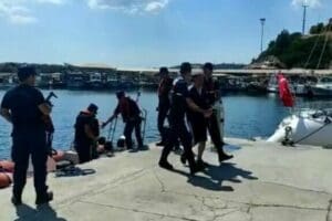 İZMİR'in Menderes il&ccedil;esi a&ccedil;ıklarında, yasa dışı yollardan Yunanistan'ın Sisam Adası'na