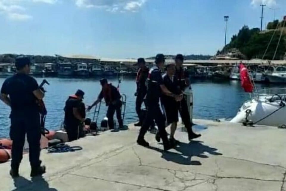 İZMİR'in Menderes il&ccedil;esi a&ccedil;ıklarında, yasa dışı yollardan Yunanistan'ın Sisam Adası'na