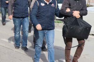 İZMİR'in Dikili il&ccedil;esi a&ccedil;ıklarında, yasa dışı yollardan tekneyle yurt dışına