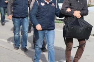 İzmir'de, yasa dışı yollardan yurt dışına ka&ccedil;maya &ccedil;alışan 3&rsquo;&uuml; Suriye