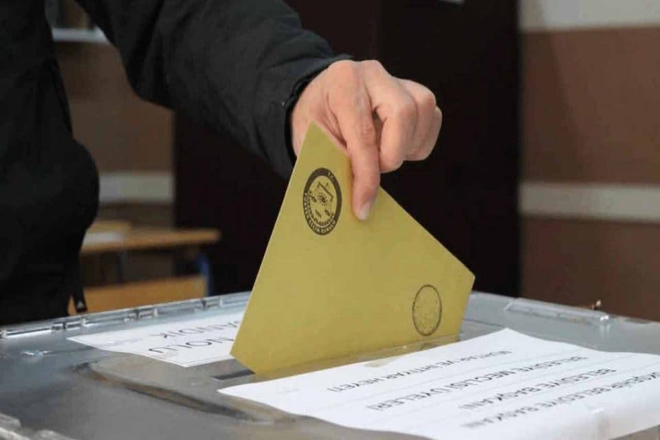 AK Partili yetkililerin yaptığı a&ccedil;ıklamada&nbsp;teknik altyapının sağlanması halinde se&ccedil;imlerin 14