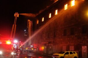 İzmir'in Konak ilçesinde tekstil atölyesinde çıkan yangınde binayı saran alevler