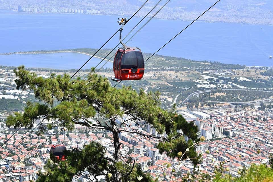 İzmir B&uuml;y&uuml;kşehir Belediyesi, yurt genelinde peş peşe &ccedil;ıkan orman yangınlarının