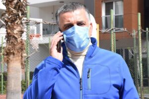 İzmir'in Karşıyaka ilçesinde yaşayan Erdinç Yusufoğlu (50), kendilerini banka görevlisi