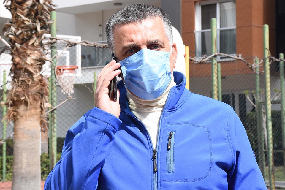 İzmir'in Karşıyaka ilçesinde yaşayan Erdinç Yusufoğlu (50), kendilerini banka görevlisi