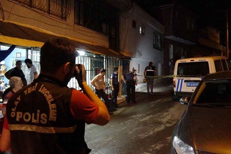 İZMİR'in Konak il&ccedil;esinde Mehmet Raşit &Ouml;. (24), telefonda tartıştığı Mehmet