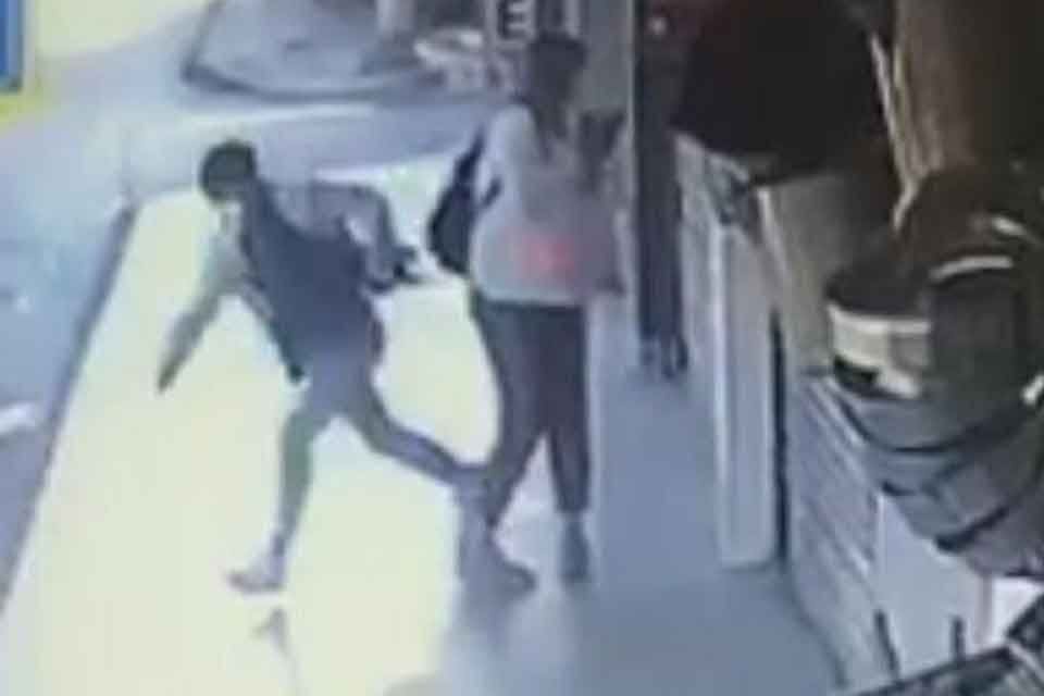 İzmir'in Konak il&ccedil;esinde telefonla konuştuğu sırada G.A. adlı kadının arkasından