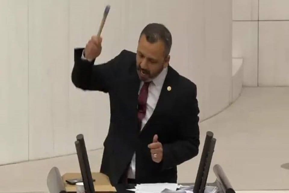 TBMM Başkanlığı, Genel Kuruldaki konuşması sırasında &ccedil;eki&ccedil;le cep telefonunu kıran