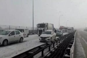 TEM Otoyolu &Ccedil;atalca mevkiinde meydana gelen zincirleme trafik kazası nedeniyle
