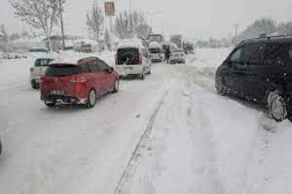 Kar yağışı TEM'de ulaşımı olumsuz etkiliyor. Bolu Yeniçağ mevkiinde kayan