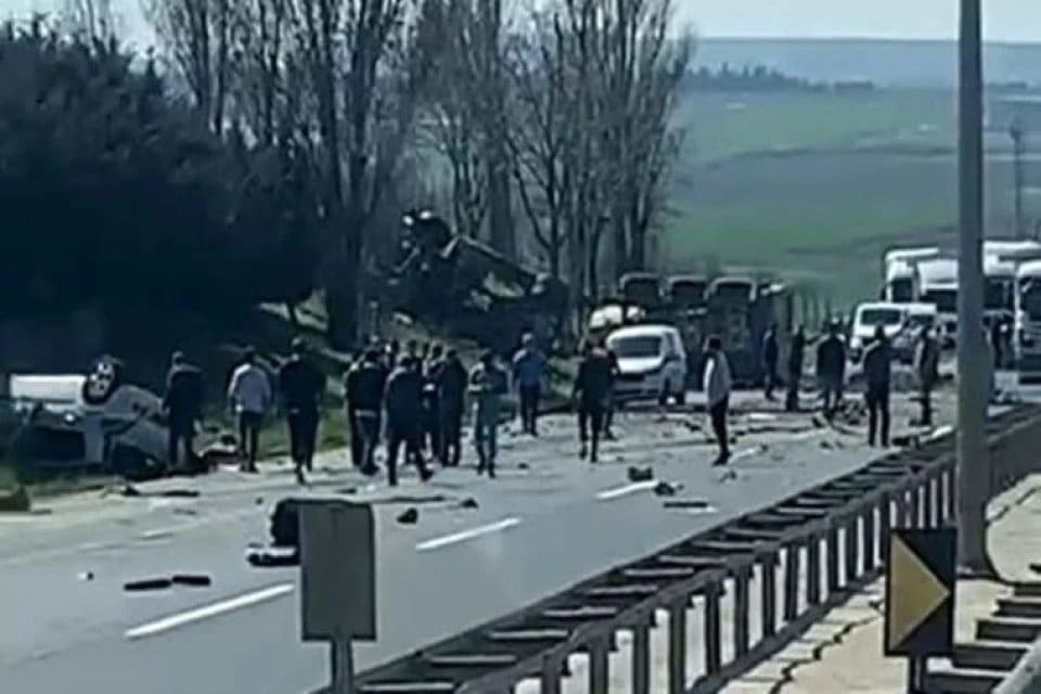 TEM Otoyolu Silivri meviinde meydana gelen trafik kazasında 6 kişi
