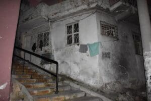 İzmir'in Konak il&ccedil;esinde, oturdukları evi ısıtmak i&ccedil;in tencerede yaktıkları k&ouml;m&uuml;rden