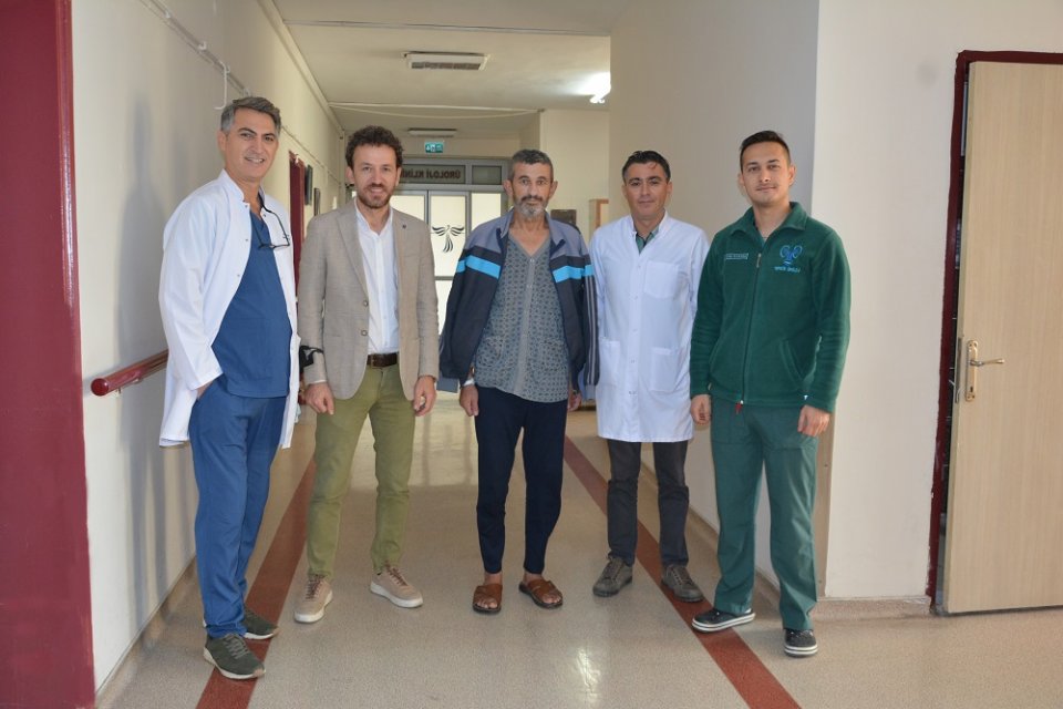 Testis tümörü karın içi büyük atardamarını saran ve karaciğerine metastaz