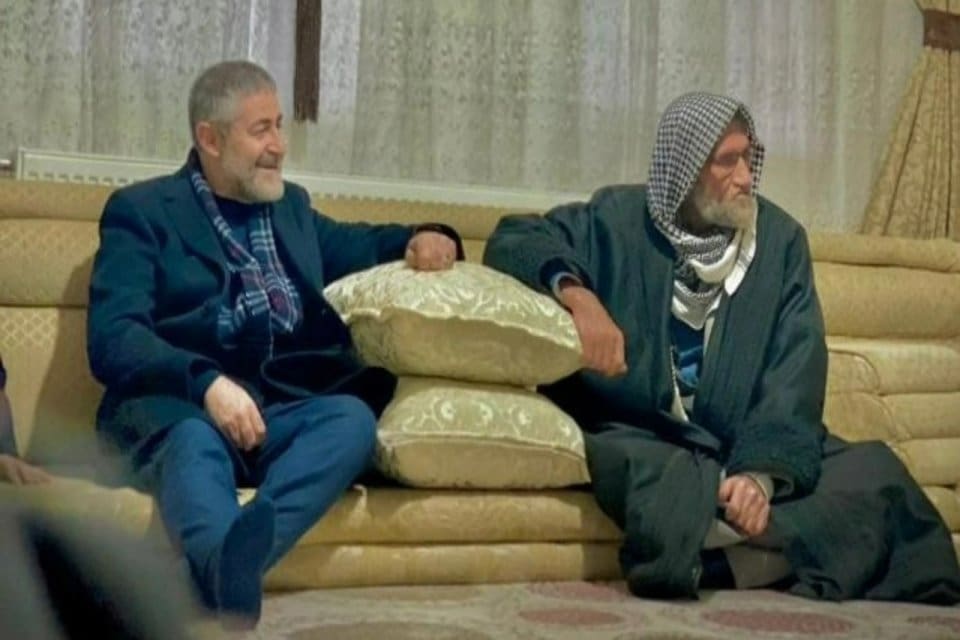 Hazine ve Maliye Bakanı Nureddin Nebati, deprem b&ouml;lgesinde kahkaha atarken