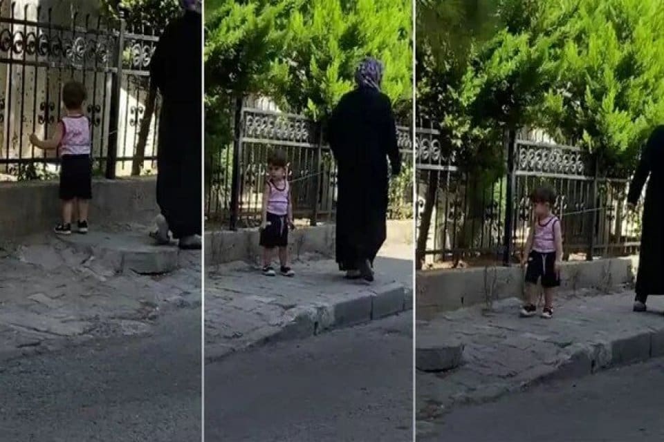 K&uuml;&ccedil;&uuml;k&ccedil;ekmece'de bir kadın &ccedil;ocuğu belinden iple bağlayıp gezdirdi. G&ouml;r&uuml;nt&uuml;ler sosyal