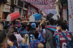 Bir grup Trabzonspor taraftarı; Beşiktaş, Fenerbah&ccedil;e ve Galatasaray takımlarının renklerine