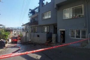 İzmir'in Karabağlar il&ccedil;esinde 3 katlı binanın teras katında &ccedil;ıkan yangın,