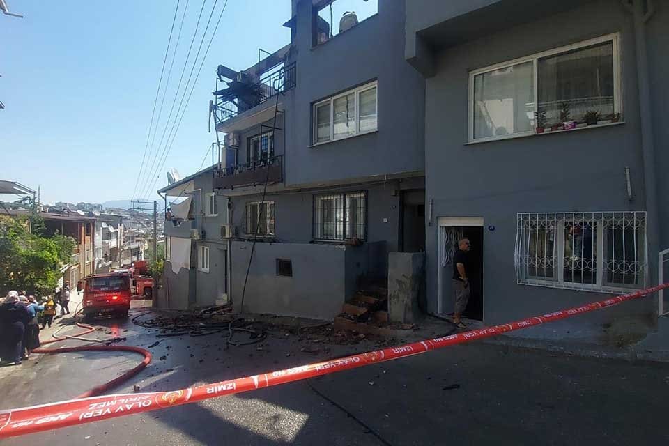 İzmir'in Karabağlar il&ccedil;esinde 3 katlı binanın teras katında &ccedil;ıkan yangın,