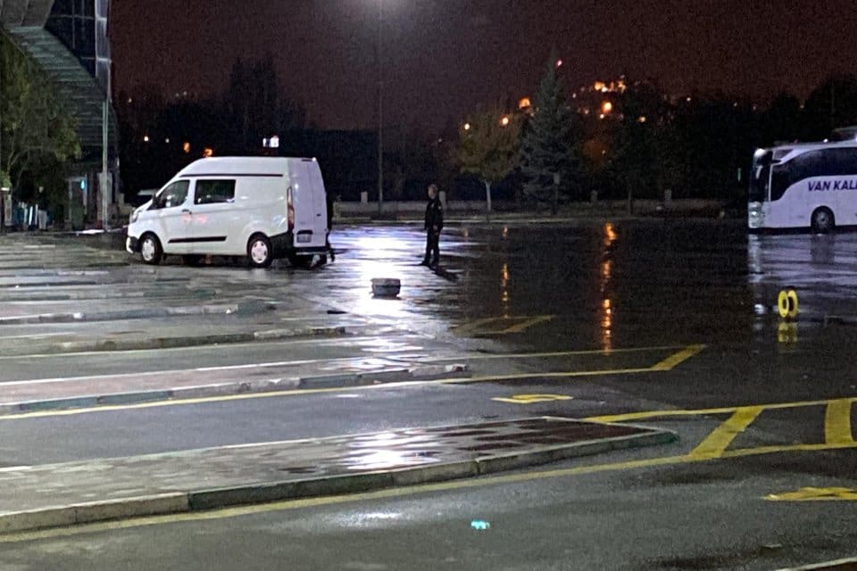 K&uuml;tahya'da şehirlerarası otob&uuml;s terminaline bırakılan ve g&ouml;renlerin ş&uuml;phelenerek&nbsp;ihbar ettiği valiz,