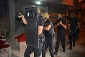 Adana'da ter&ouml;r &ouml;rg&uuml;t&uuml; DAEŞ'e y&ouml;nelik operasyonda 7 adrese baskın d&uuml;zenlendi.