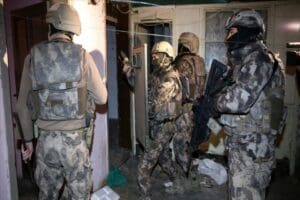 Afyonkarahisar'ın Şuhut il&ccedil;esinde, ter&ouml;r &ouml;rg&uuml;t&uuml; PKK/KCK'ya y&ouml;nelik operasyonda yakalanan ş&uuml;pheli