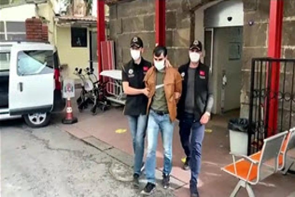 İzmir'de polis ekiplerince nevruz kutlamaları sonrası ter&ouml;r &ouml;rg&uuml;t&uuml; PKK/KCK'ya y&ouml;nelik