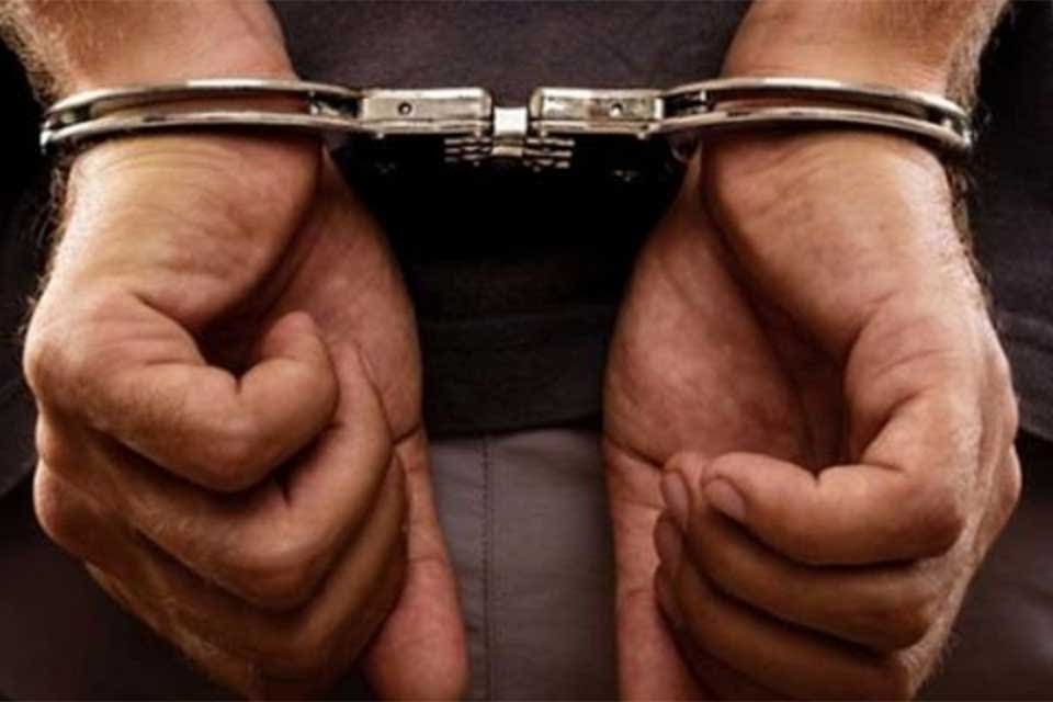 İZMİR Adliyesi'nde 2 polis tarafından ters kelep&ccedil;e yapılan eski emniyet