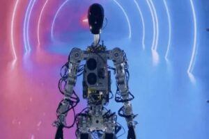 Tesla'nın uzun zamandır beklenen insansı robotu Optimus, cuma gecesi gerçekleşen
