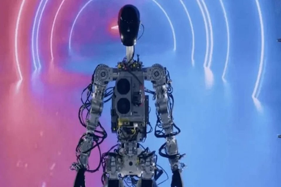 Tesla, insansı robotu Optimus’u tanıttı: Dans edip, el salladı Tesla'nın uzun zamandır beklenen insansı robotu Optimus, cuma gecesi gerçekleşen