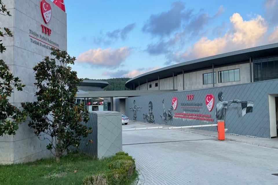 T&uuml;rkiye Futbol Federasyonu'nun Riva'daki binasına silahlı saldırıda bulunuldu. Saldırıda yaralanan