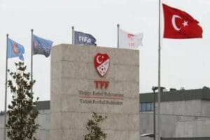 T&uuml;rkiye Futbol Federasyonu, aşı olmayanların 2021-2022 sezonunda stadlara alınmayacaklarını a&ccedil;ıkladı.