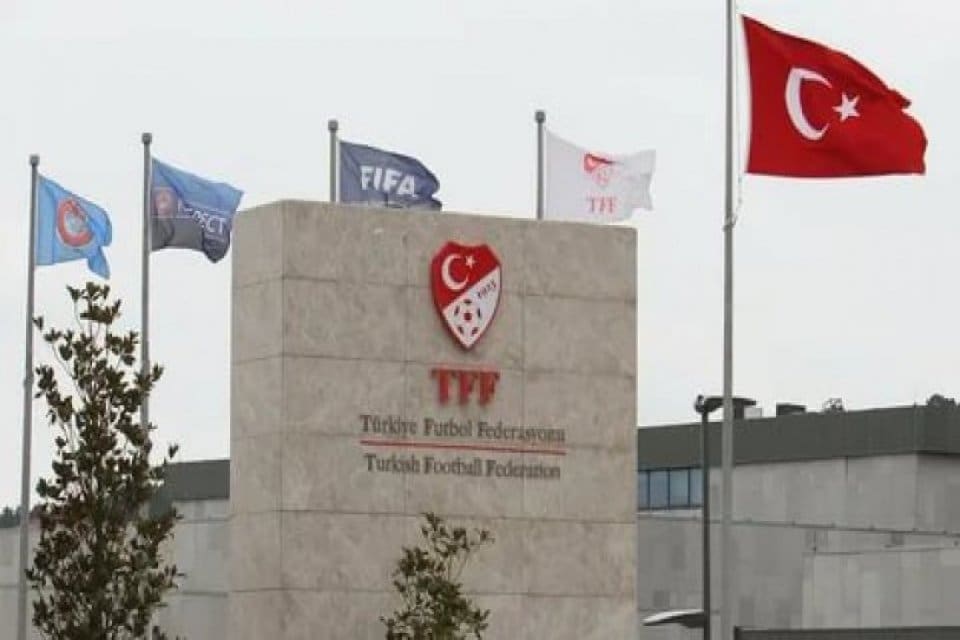 T&uuml;rkiye Futbol Federasyonu, aşı olmayanların 2021-2022 sezonunda stadlara alınmayacaklarını a&ccedil;ıkladı.