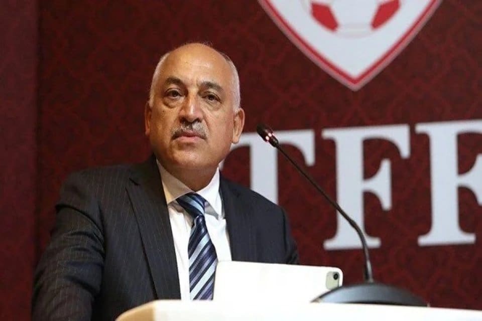 T&uuml;rkiye Futbol Federasyonu (TFF),&nbsp;stadyumlardaki&nbsp;tezah&uuml;ratlarla ilgili cezai işlem uygulanacağını duyurdu. T&uuml;rkiye