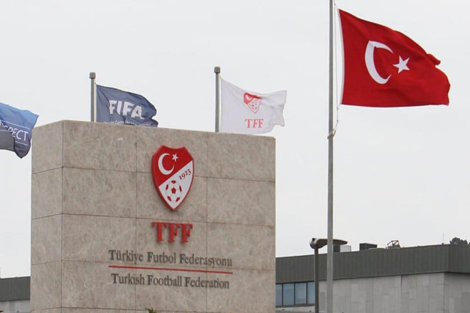 T&uuml;rkiye Futbol Federasyonu, ma&ccedil;lara HES kodu sorgulaması yapılmadan seyirci alınacağını
