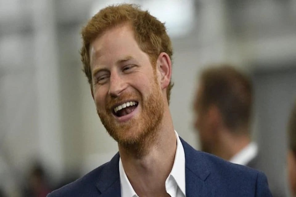 Prens Harry'nin 2005 yılında bir doğum g&uuml;n&uuml; partisine Nazi kost&uuml;m&uuml;yle