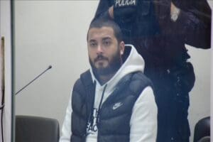 T&uuml;rkiye&rsquo;de binlerce kişiyi dolandırdığı gerek&ccedil;esiyle kırmızı b&uuml;ltenle aranan ve Ağustos